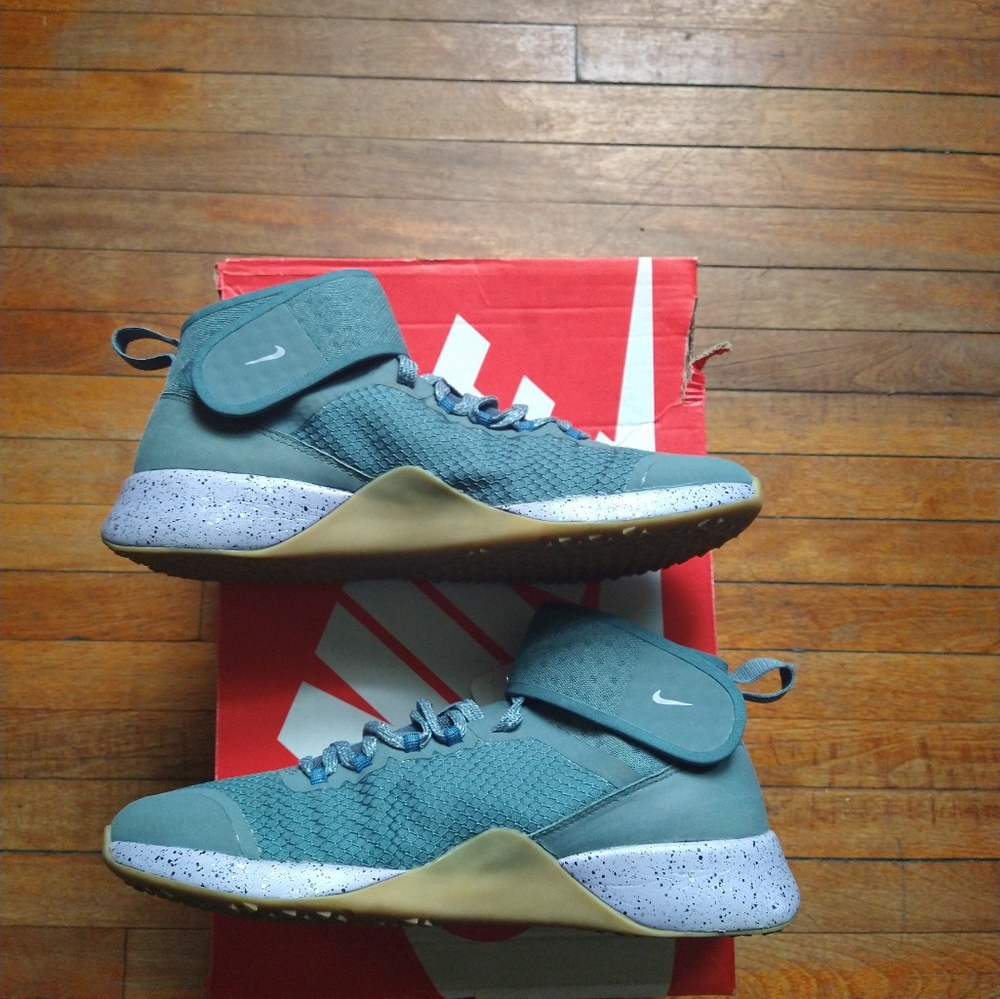Nike - Picture 4 of 6